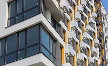 Camlı balkonlar ve ön camlarda yeni inşa edilmiş bir evin dış klimalarını monte etmek için kullanılan birimler var. Çok katlı apartmanların çağdaş şehir mimarisi 