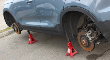 Araba servis platformunda, frenler ve süspansiyon kontrolü için tüm tekerlekler kaldırıldı.