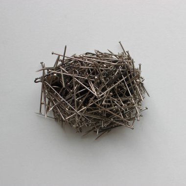 Beyazın Üzerinde İzole Edilmiş Bir Top Biçiminde Keskin İğne Topunun Kare Fotoğrafı