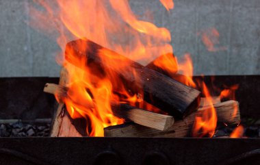Meşe yakacak odun kömürde yemek pişirmeden önce eski çelik ızgarada yakılır. 