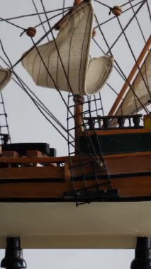 Üç direkli yelkenli geminin tahta ölçekli dikey videosu. 