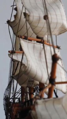 Tahta Gemi Modeli Güvertesinde Yelkenli Direkler Beyaz Dikey Videoda İzole Edilmiş Çevrede Dönüyor 