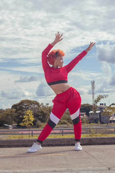 Joven Afro Cabello Naranja Bailando Estilo Urbano Parque Local Con — Stockfoto