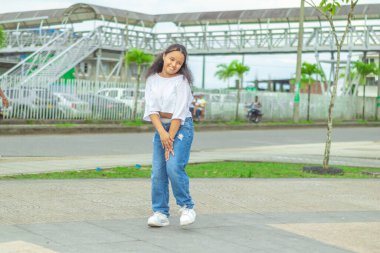 Nia de raises afrodescdientes baila al estilo urbano en el centro de la ciudad