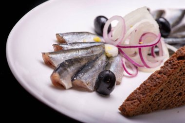 Soğanlı ve limonlu ringa balığı