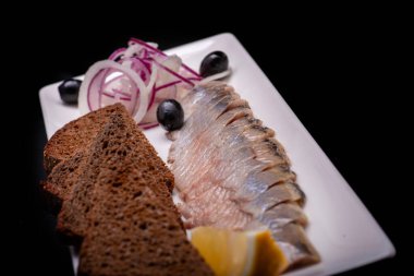 Limonlu bir tabakta balık