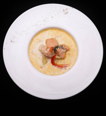 Karides ve kremalı deniz ürünleri.