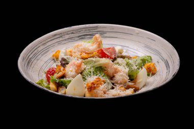 Siyah tabakta karides ve peynirli salata..