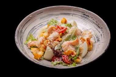 Tavuk, peynir ve domatesli salata