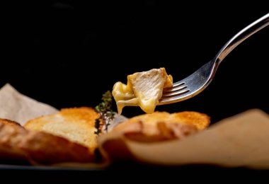 Siyah tabakta taze makarna..