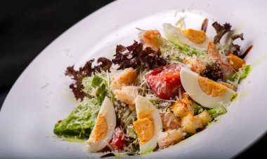 taze salata tavuk ve peynir