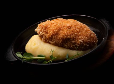 Siyah arka planda kızarmış patates.