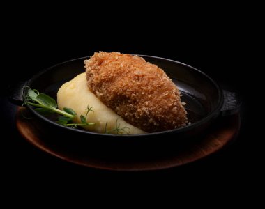 Koyu ahşap arka planda patatesli tavuk.