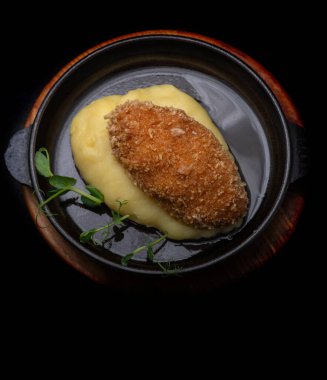 Kızarmış tavuğun mutfak fotoğrafı.