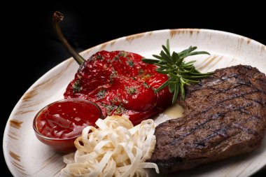 Domates soslu ve otlu ızgara biftek.