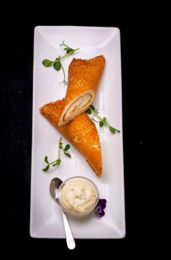 Krema soslu kızarmış kruvasan.