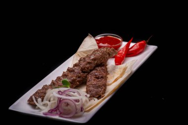 Domatesli kebap ve et.