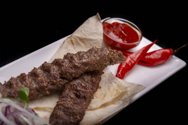 Et, sebze ve baharatlı kebap.