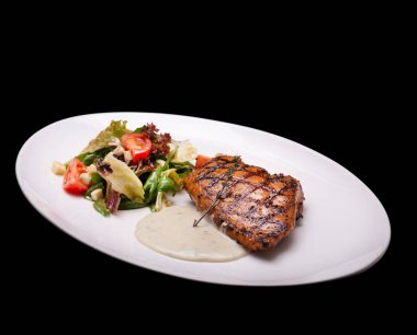 ızgara et ve sebze plaka üzerinde