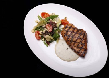 Sebzeli somon bifteği.