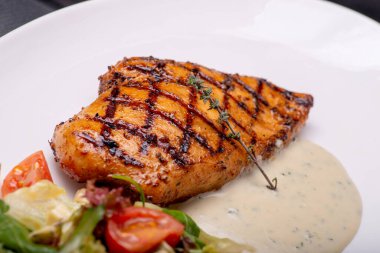 Salata ile servis edilen ızgara biftek.