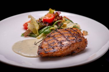 Sebze ve soslu ızgara biftek.