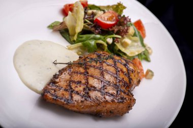 Salata ve ızgara domatesli ızgara biftek.