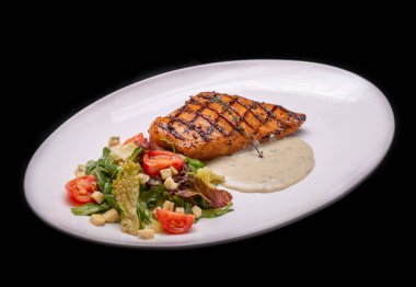 Kızarmış tavuk ve salata.