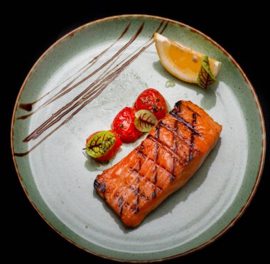 Kuşkonmaz, domates ve limonlu ızgara somon bifteği.