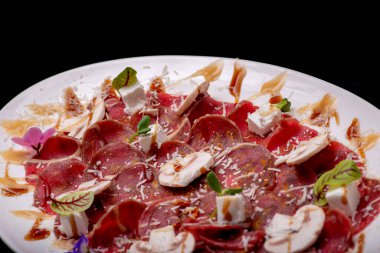 Parmesan peynirli, fesleğenli ve otlu biftek carpaccio..