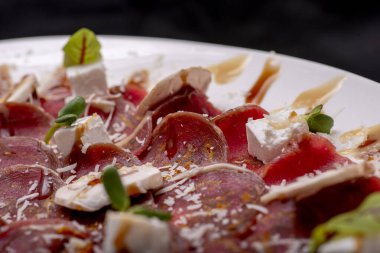 İtalyan yemeği, prosciutto ve fesleğen.