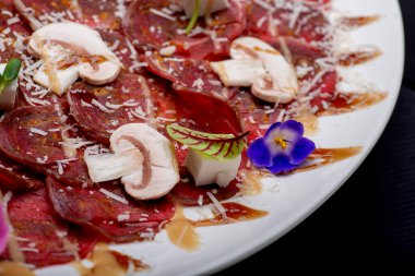 Buzlu ve nane yapraklı kokteyl.