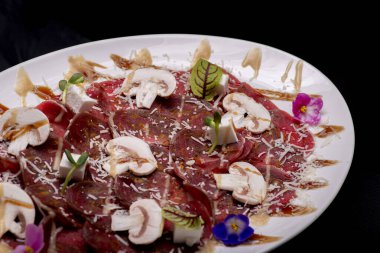 Beyaz tabakta cio ile taze sığır paccio