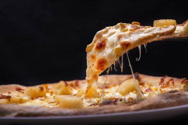 Siyah arka planda İtalyan peynirli pizza. İtalyan mutfağı. Lezzetli İtalyan mutfağı..