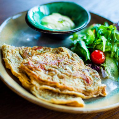 Somon ve salatalı sahanda yumurta.