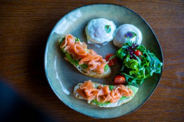 Masada somon ve peynirli sağlıklı bir kahvaltı.