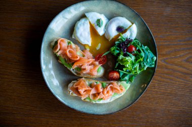 Avokado, yumurta ve domates soslu taze somon salatası.