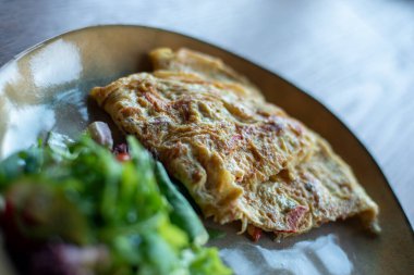 Jambonlu omlet ve marul.