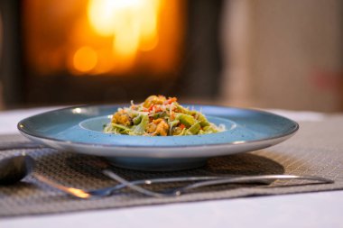 Mantarlı makarna ve ahşap bir masada tavuklu et.