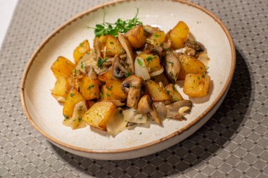 Patates ve otlu kızarmış mantar.