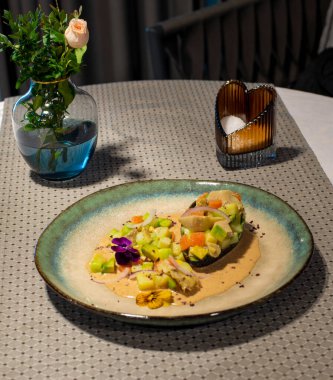 Somon ve sebzeli salata.