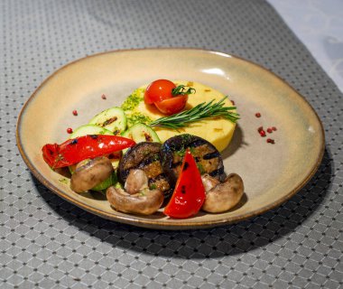 Tabakta fırında patates