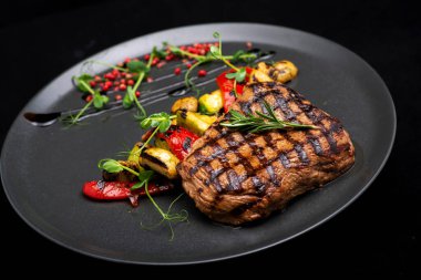 Biftek, ızgara sebze ve baharat.