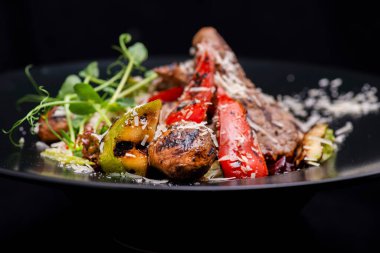 Izgara balık somon sebzesi.