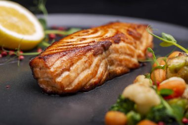 Izgara balık somon sebzesi.