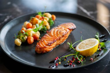 Izgara balık somon sebzesi.