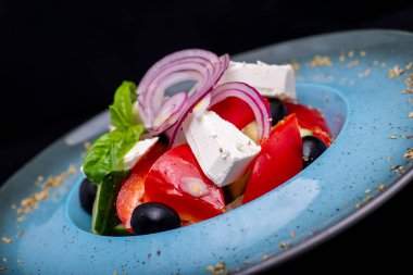 Restoranda Yunan salatası, yakın çekim..