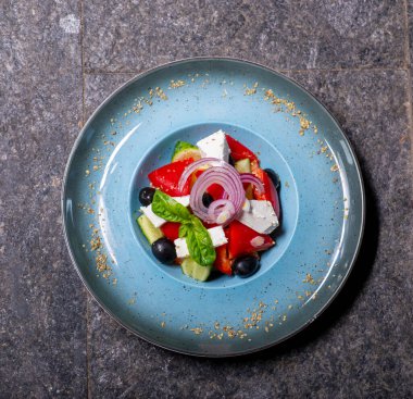 Beyaz tabakta taze sebzeli salata