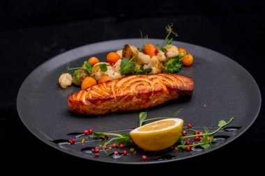 Kuşkonmaz, domates ve limonlu ızgara somon bifteği. sağlıklı yiyecekler.