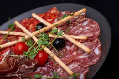 Zeytin ve peynirli bir tabak salam..